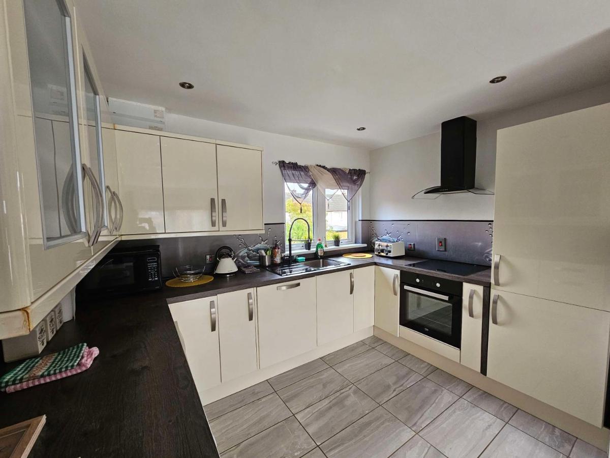 Modern Urban Haven: Stylish Getaway Apartman Lisburn Kültér fotó