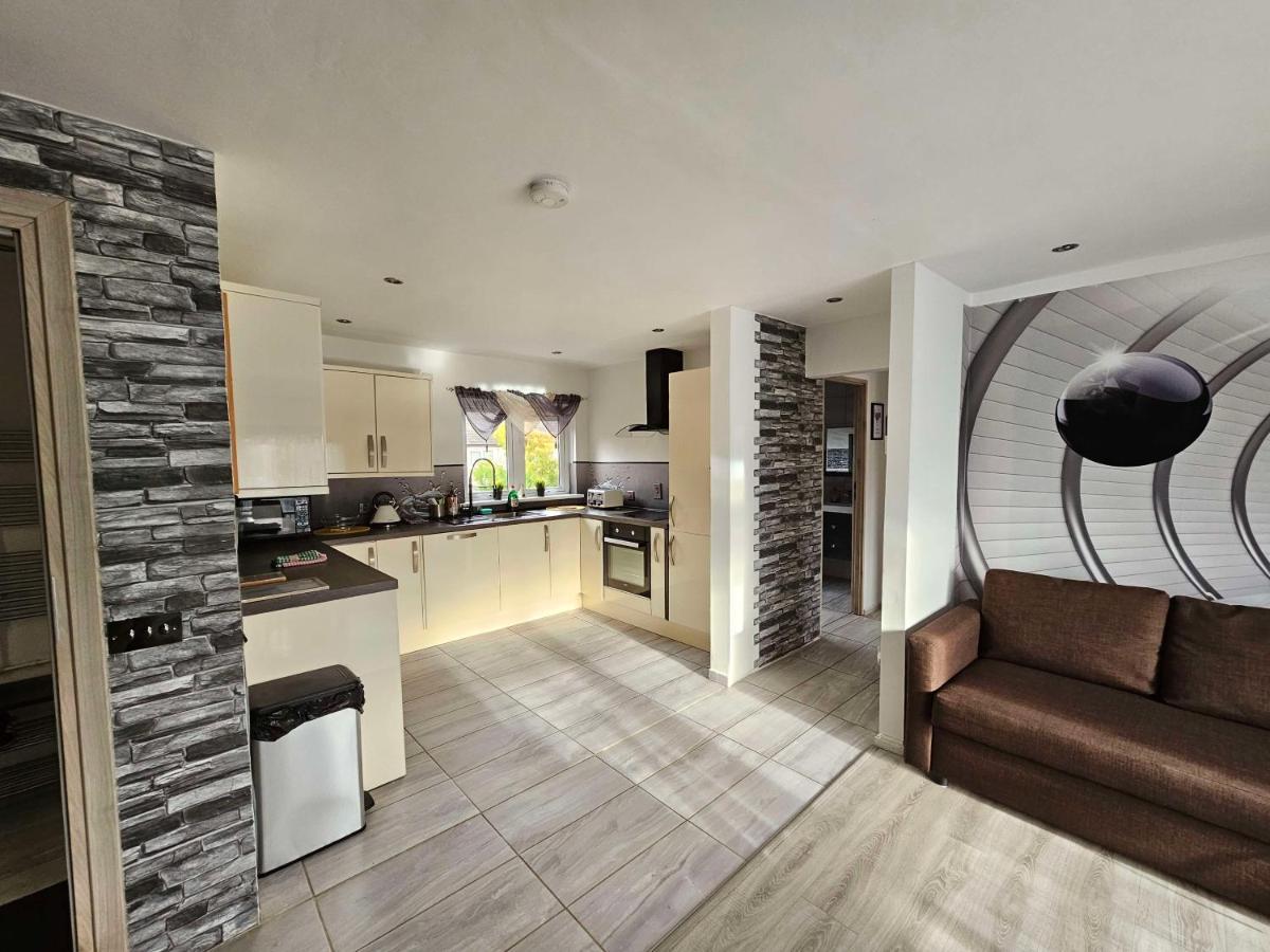 Modern Urban Haven: Stylish Getaway Apartman Lisburn Kültér fotó