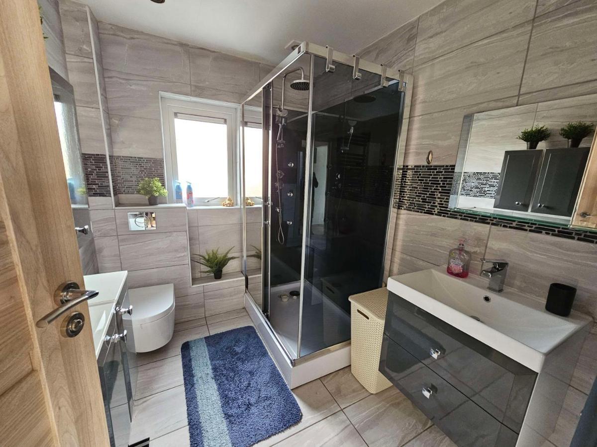 Modern Urban Haven: Stylish Getaway Apartman Lisburn Kültér fotó